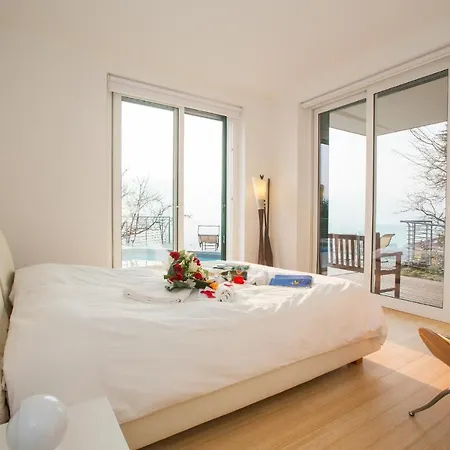 Sleeps 6 Pool Villa Como